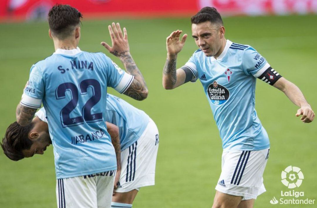 Iago Aspas celebra con Santi Mina su gol ante Osasuna. 