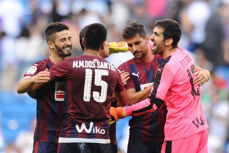 Los jugadores del Eibar celebran sobre el césped el empate ante el Real Madrid.