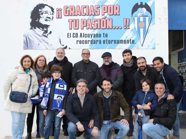 El Sant Jordiet al descanso del partido junto a sus padres, el resto de cargos presentes y componentes de la Escuadra del Mig de la filà Mozárabes