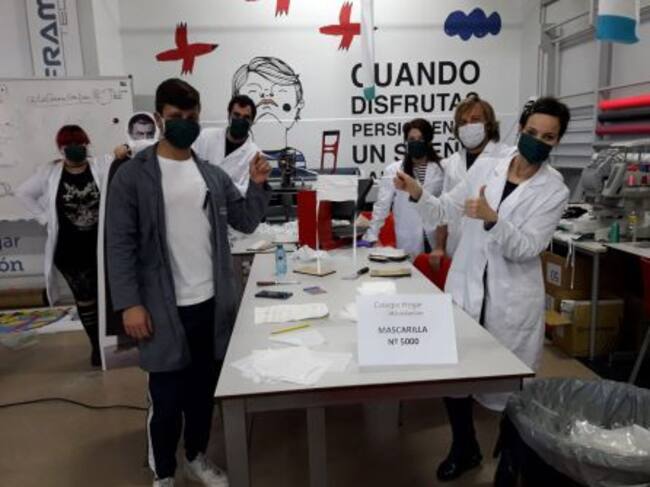 Miebros del taller del Colegio Hogar tras la fabricación de la mascarilla número 3.000.