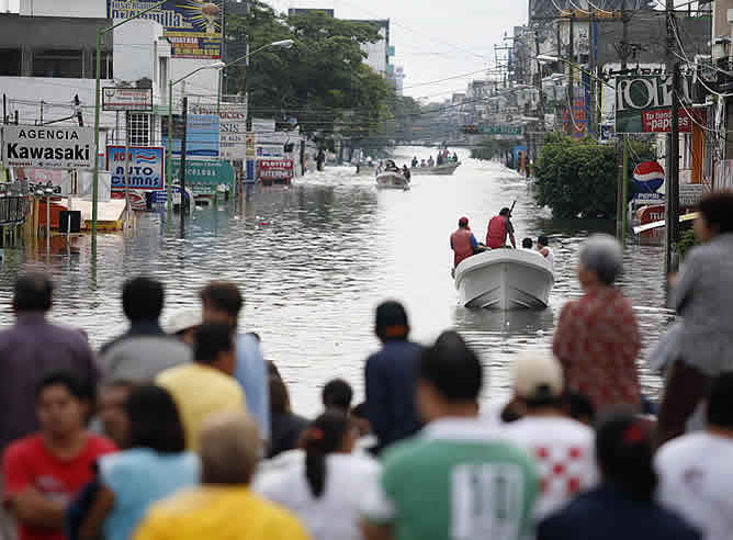 La inundación de las calles provoca que los habitantes se tengan que desplazar en barquillas.