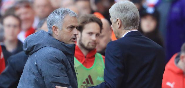 Mourinho y Wenger se saludan al final del partido