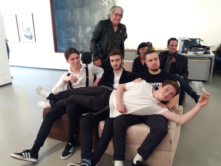 "Staytons" posan acompañados del coordinador de "Los40 Asturias", Alberto Toyos, la directora del Instituto Asturiano de la Juventud, Almudena Cueto, y el productor Igor Paskual