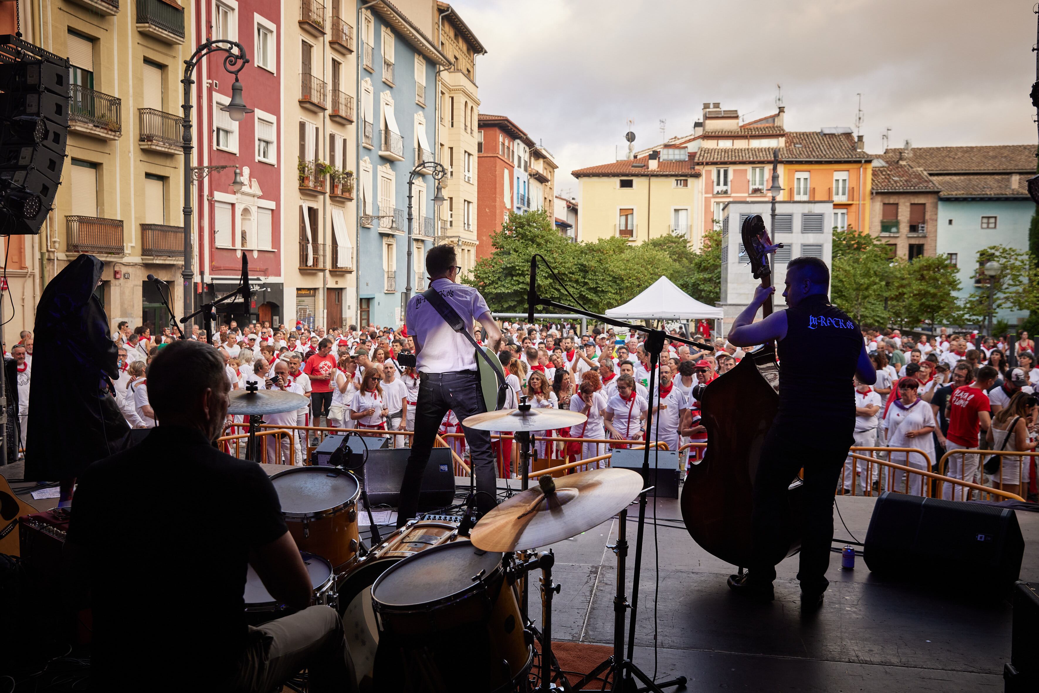 A* Jesús Garzaron
F* 2023_07_11
T* Jazzfermín. The Parrockos. San Fermín
L* Plaza Compañía, Pamplona