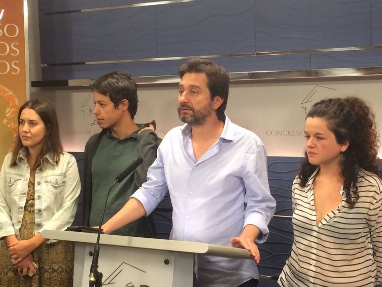 Rafa Mayoral, junto Ana Marcello y otros parlamentarios