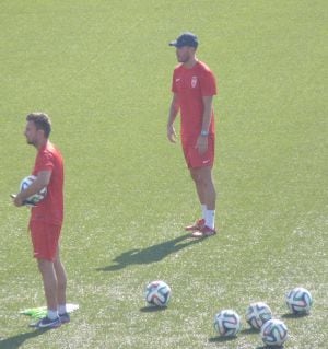 Fran Yeste, con gorra, en un entrenamiento con Rubén Albés