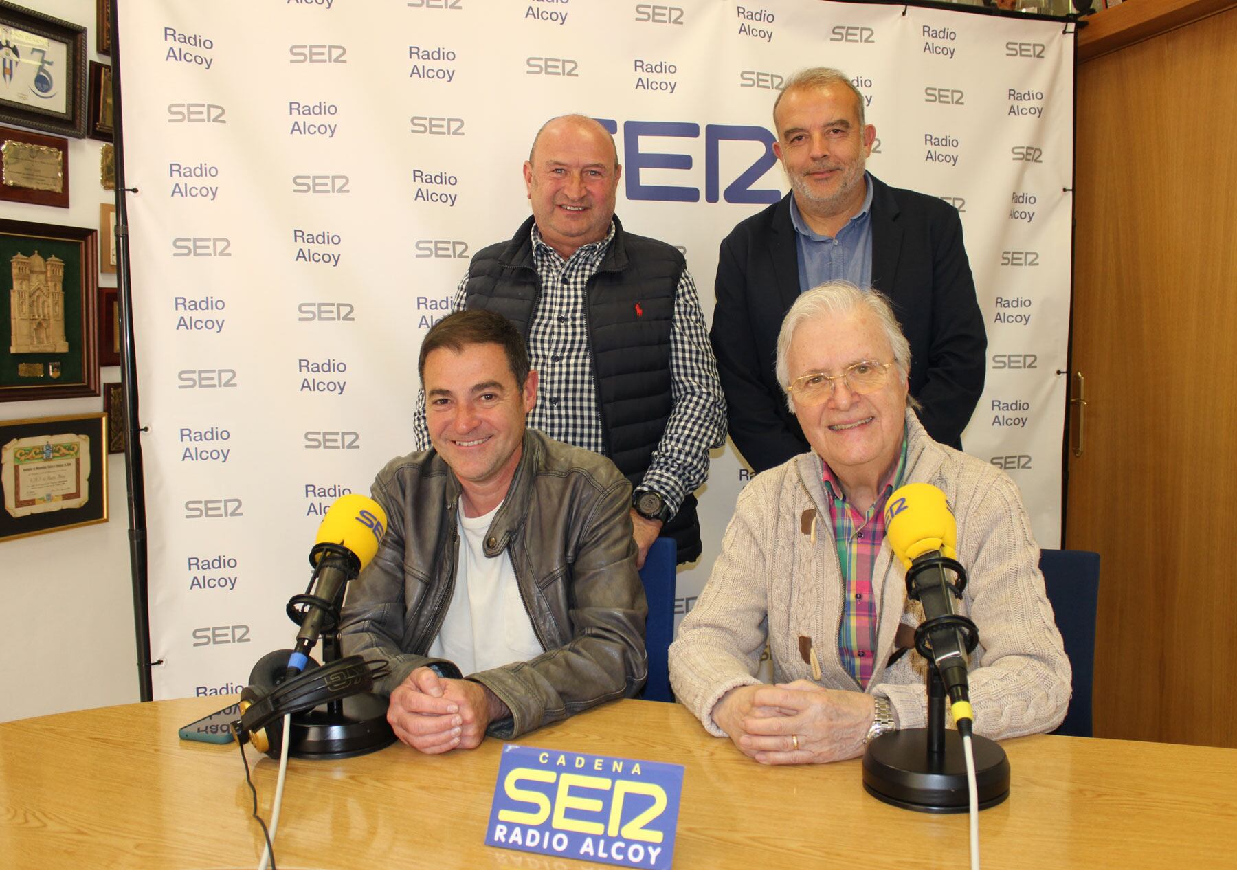 Paco García, Paco Aznar, Juan Antonio Domínguez y Jordi Martínez, en el estudio central de Radio Alcoy