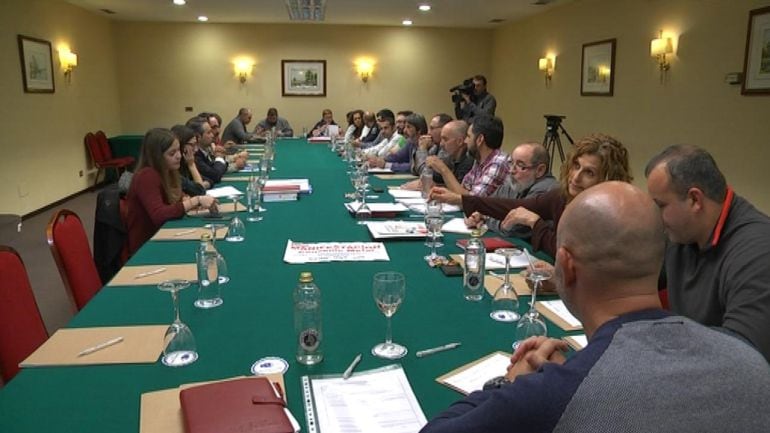 Momento del inicio de la reunión entre patronal y sindicatos en la que se alcanzó un acuerdo para el convenio colectivo del sector metal el pasado mes de diciembre