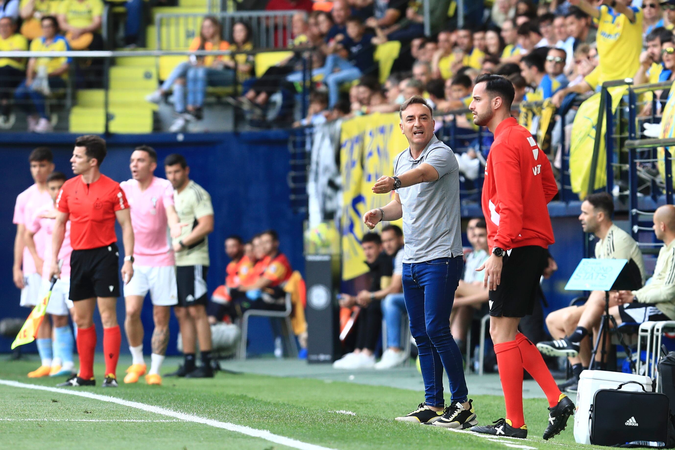 VILLAREAL (CASTELLÓN), 30/04/2023.- Carlos Carvalhal (2d), técnico portugués del Celta de Vigo durante el partido correspondiente a la jornada 32 de LaLiga Santander que este domingo disputan Villareal y Celta de Vigo en el estadio de la Cerámica de Villareal. EFE/ Domenech Castelló
