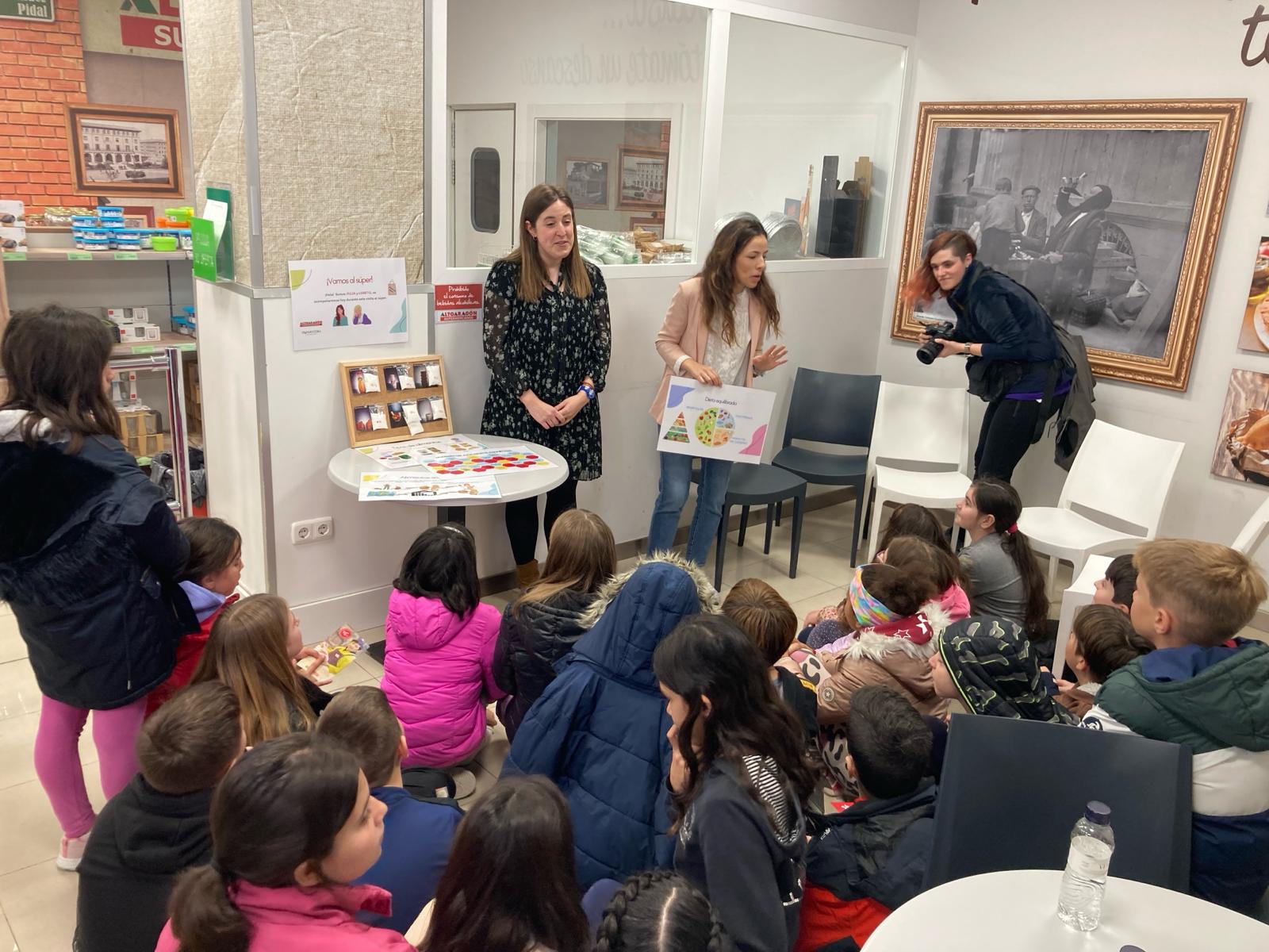 Los escolares escuchan atentos las explicaciones de las nutricionistas