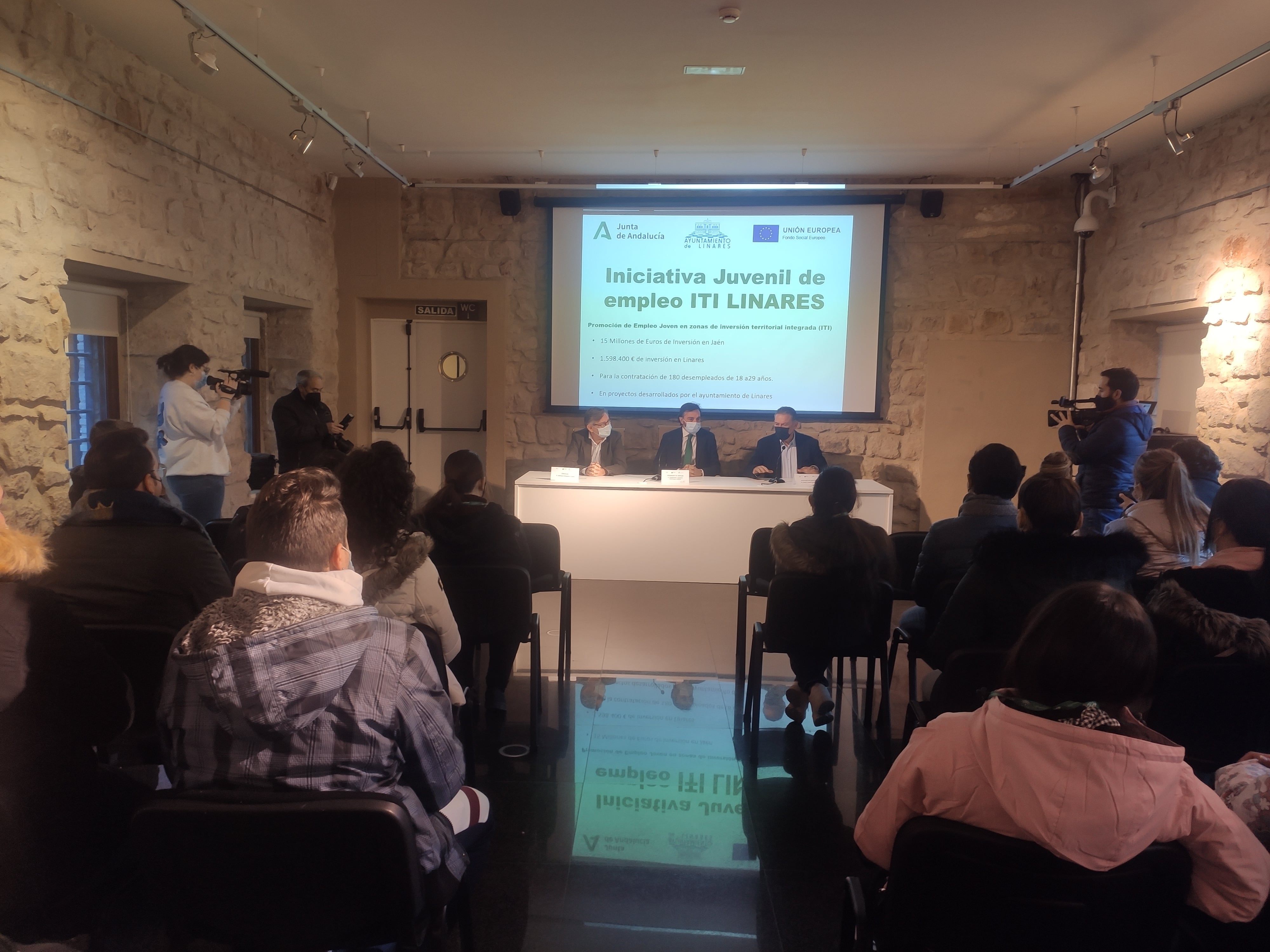 Recepción a los primeros jóvenes beneficiarios de la Iniciativa de Promoción de Empleo Juvenil en Linares.