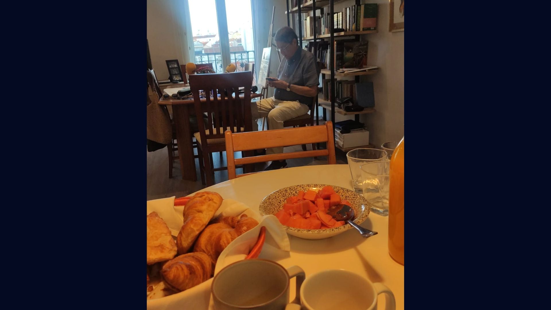 Desayuno que nos ha preparado Sergio Ramírez y Tulita, su mujer, en su casa de Madrid