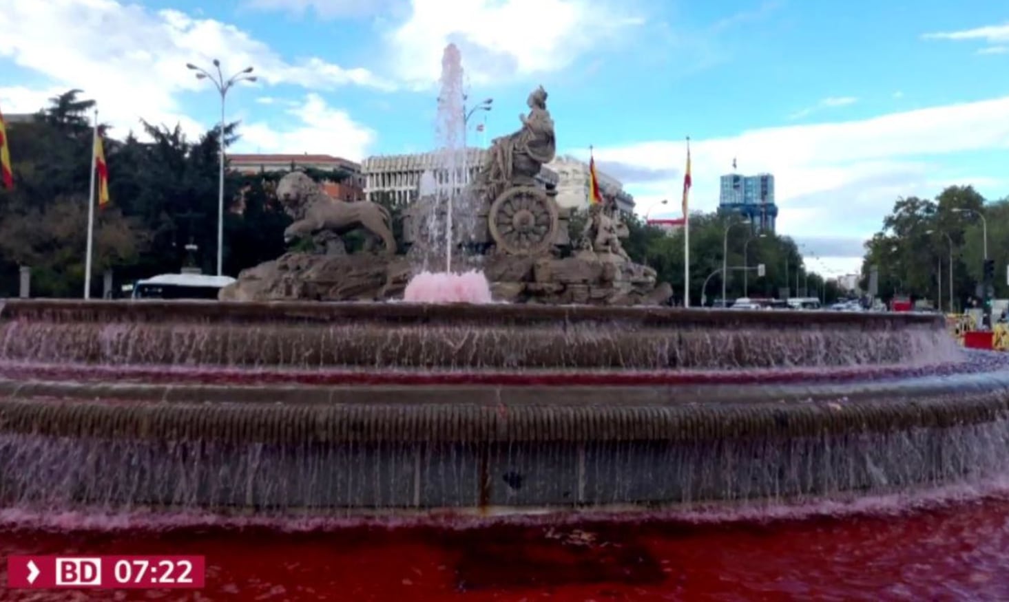 La fuente de Cibeles teñida de rojo por activistas en favor de Palestina