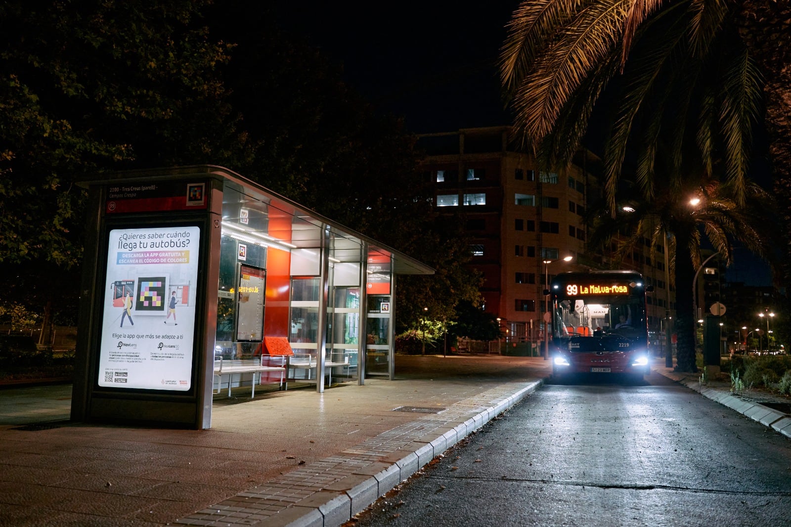 Nuevas marquesinas iluminadas de la EMT