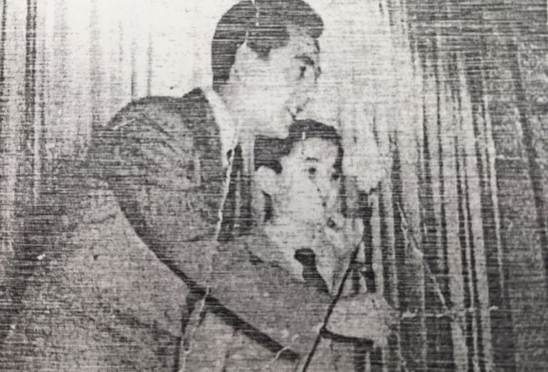 José Luis Coll presenta al niño Vicente Alfieri, con 13 años, en un festival benéfico en el teatro-cine Xúcar de Cuenca en 1955.