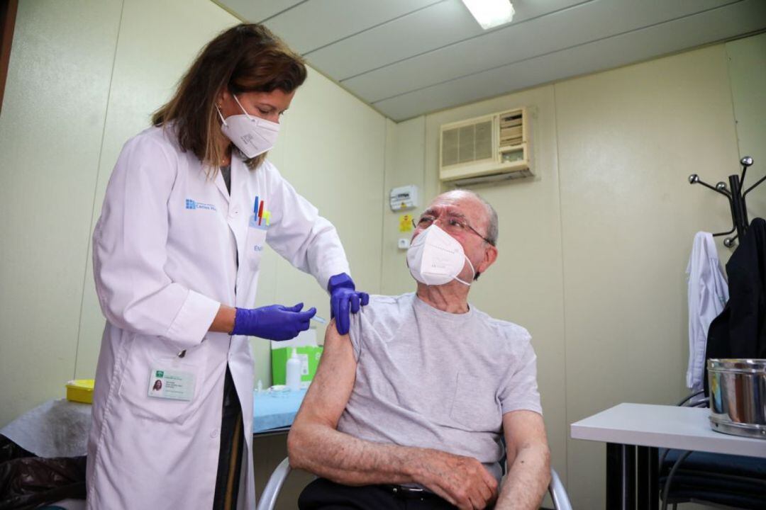 El alcalde de Málaga, Francisco de la Torre, durante el momento de la vacunación contra la Covid en el centro de salud del Limonar