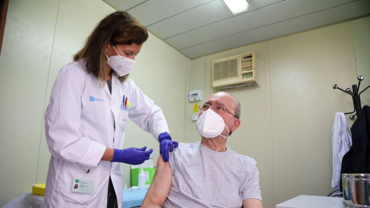De la Torre se vacuna contra la Covid