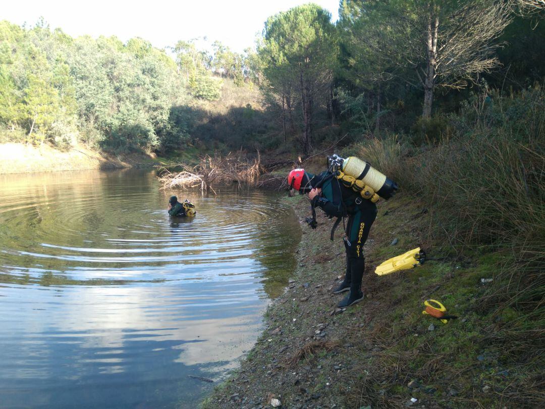 Agentes de la Guardia Civil (GEAS) en el embalse de Riotinto 