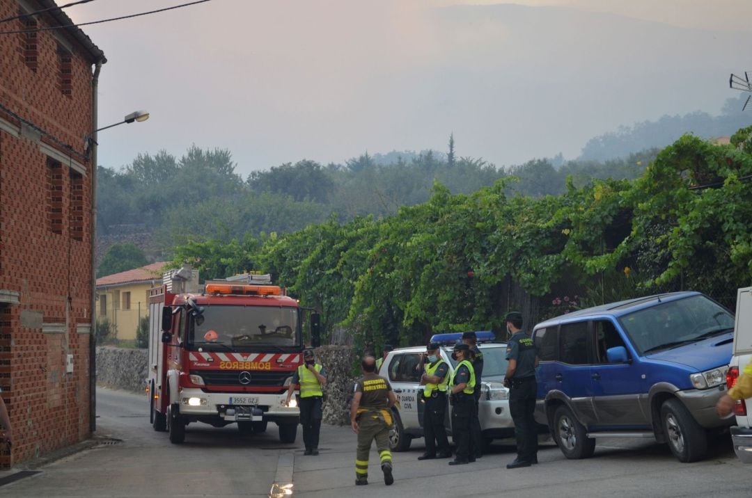 Medios terrestres, entre ellos bomberos y agentes forestales, transitan por el municipio de Aldeanueva del Vera