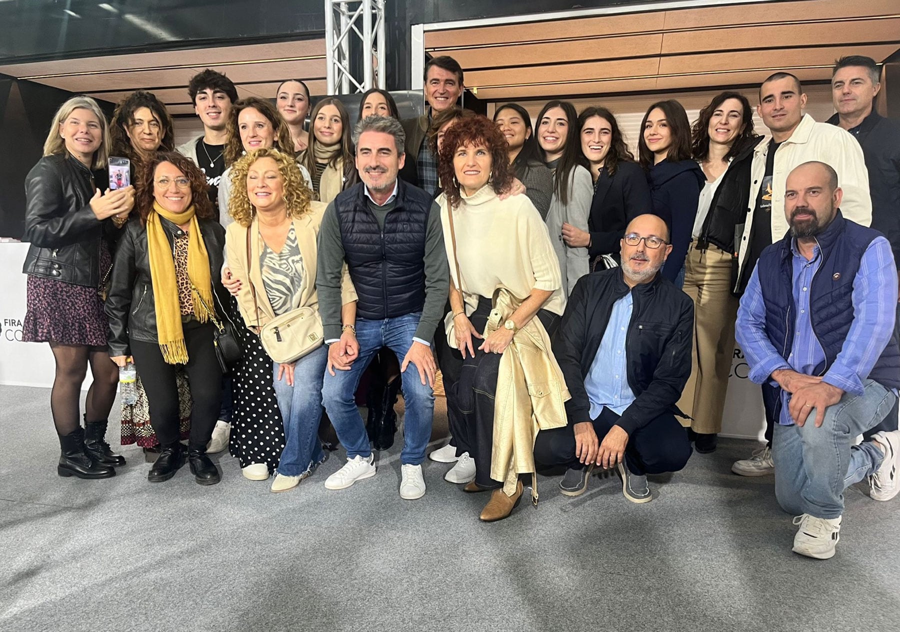 Jordi Raül Verdú, rodejat de pares, mares i antics alumnes de la Colla Els Cuquets, protagonistes del llibre