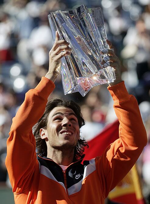 Rafa Nadal levantando el título que le acredita como campeón en Indian Wells