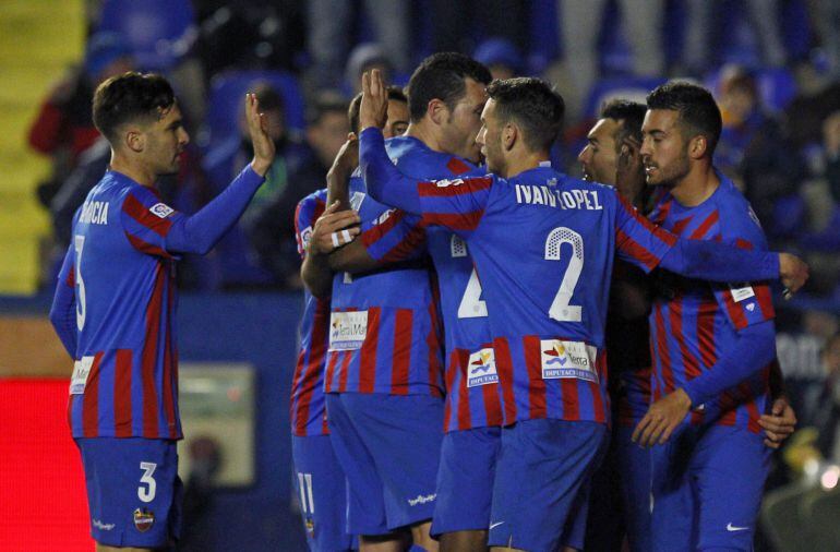 GRA415. VALENCIA, 07/02/2015.- Los jugadores del Levante celebran el segundo gol ante el Málaga, durante el partido de la vigésima segunda jornada de Liga en Primera División que se juega esta noche en el estadio de Ciudad de Valencia. EFE/Kai Försterling