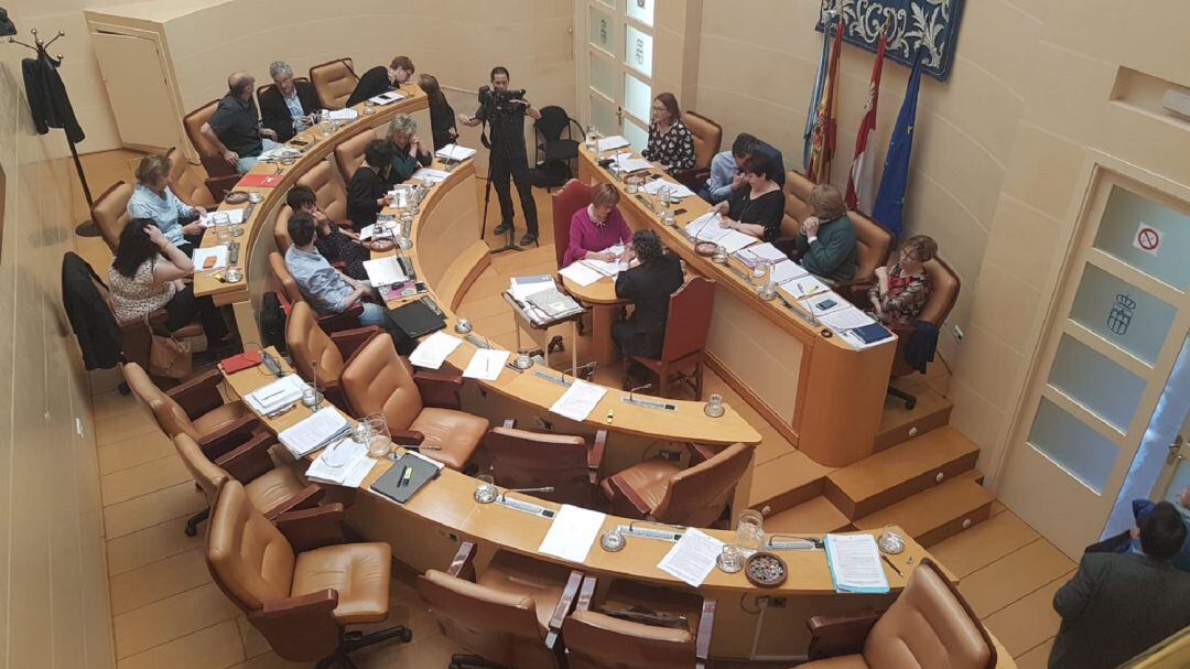 Los grupos de la oposición abandonan el pleno del Ayuntamiento de Segovia