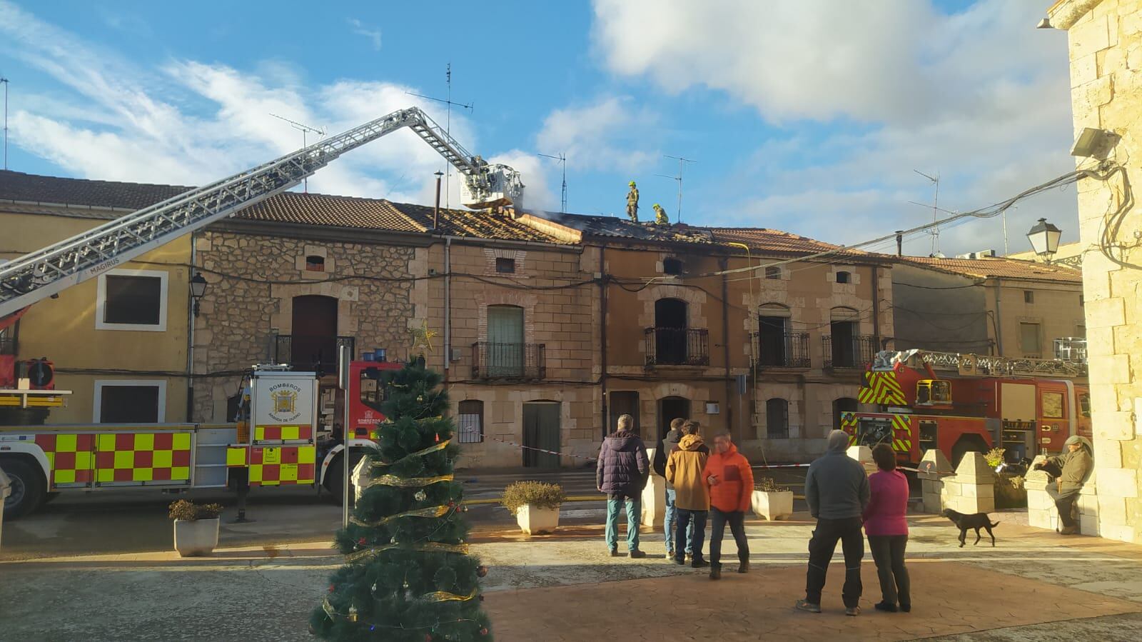 Bomberos de Aranda en un momento de la intervención en Hontoria de Valdearados