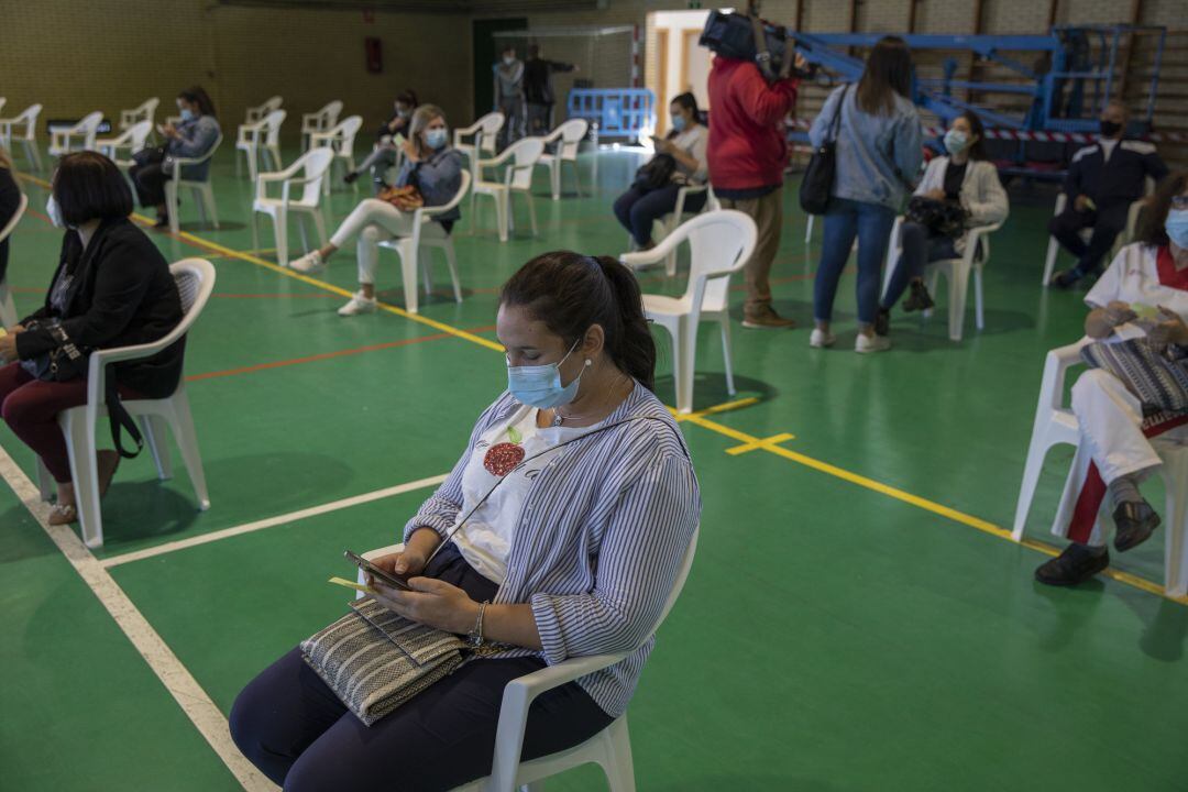 Vecinos de utrera esperan los resultados masivos la prueba de test antígenos para el cribado masivo de la detección del covid 19 en el municipio de Utrera. 