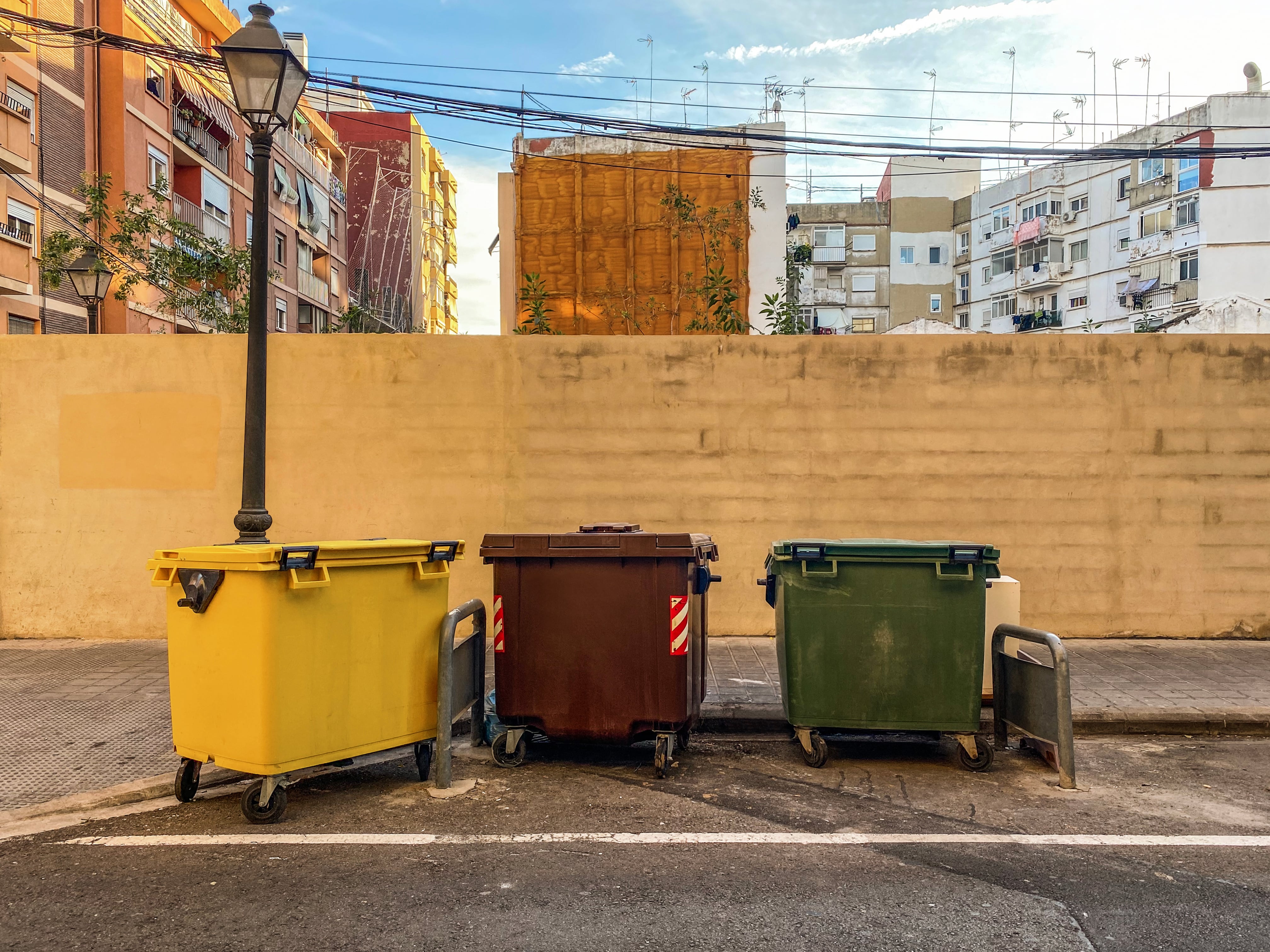 Contenedores de basura en una calle de València