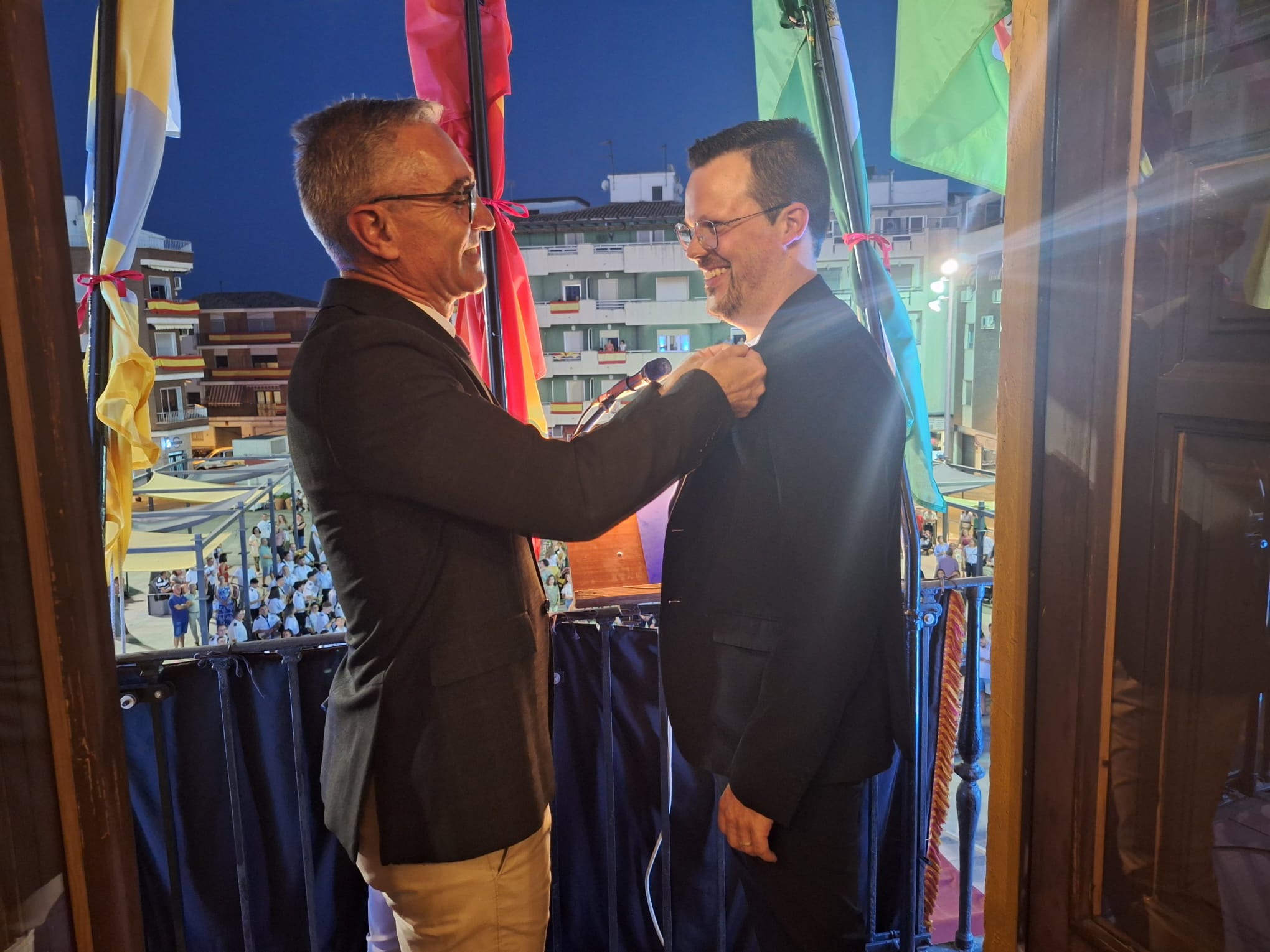 Imposición escudo de Bailén a Guillermo Lerma durante el pregón de las fiestas de Bailén.