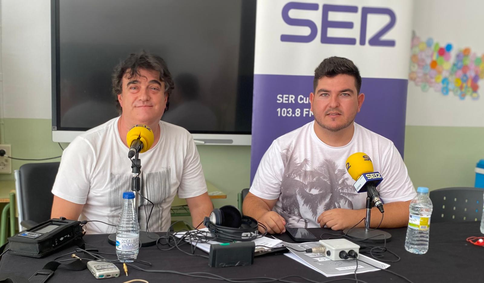 Paco Auñón (Izq.), director y presentador de Hoy por Hoy Cuenca, con el alcalde de Zarza de Tajo, Pedro Antonio Belinchón.