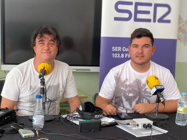 Paco Auñón (Izq.), director y presentador de Hoy por Hoy Cuenca, con el alcalde de Zarza de Tajo, Pedro Antonio Belinchón.