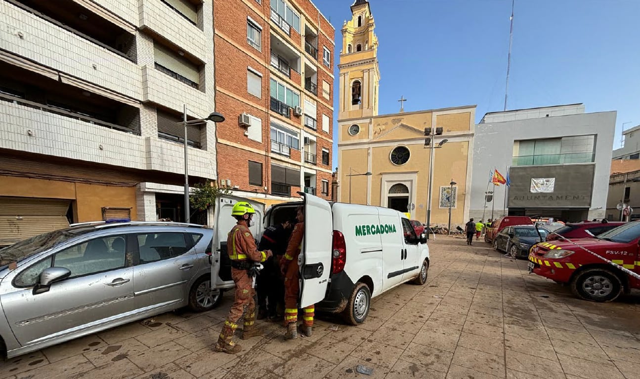 Equipo de Bomberos haciendo uso de un vehículo de Mercadona