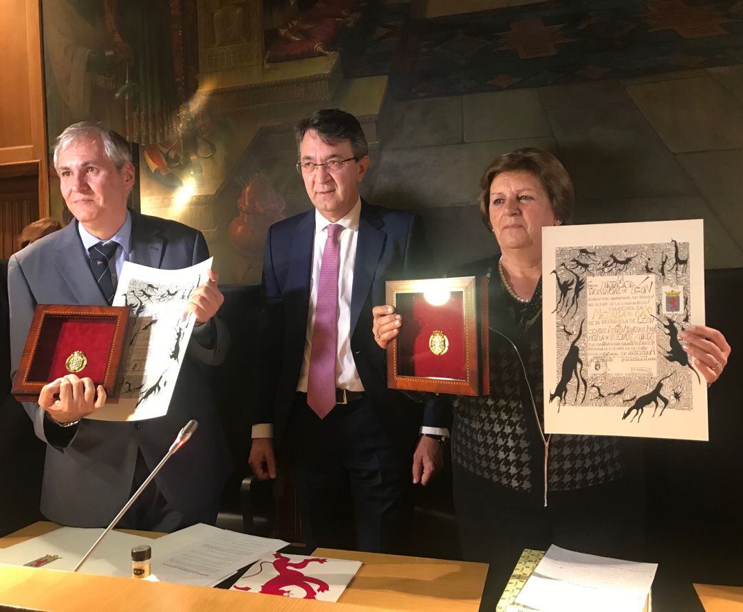 El presidente de la Diputación, Juan Martínez Majo (c.) posa junto a los presidentes de la Casa Leonesa de La Habana (i.) y Buenos Aires (d.)