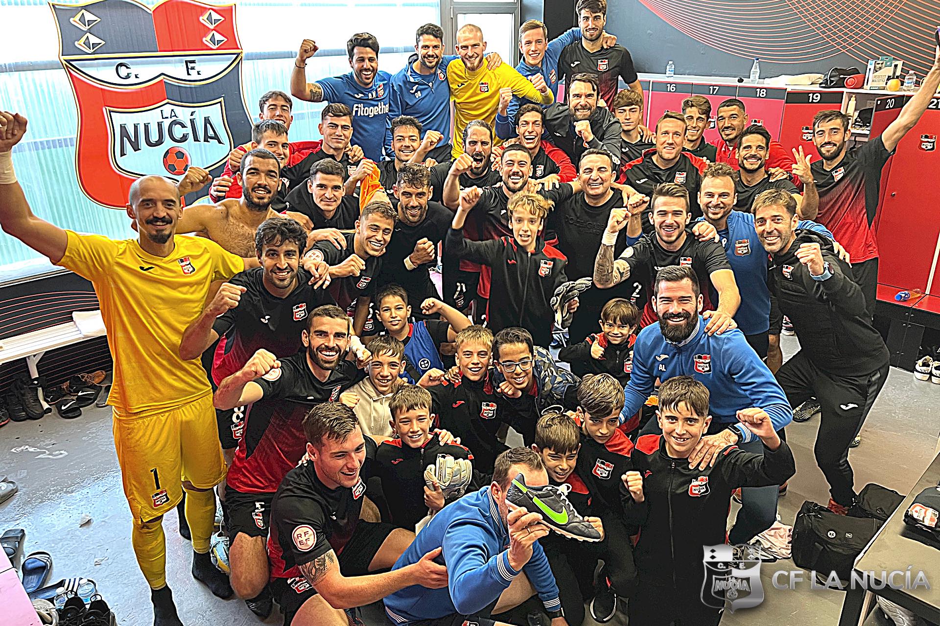 Los jugadores de La Nucía celebran el triunfo ante el Eldense