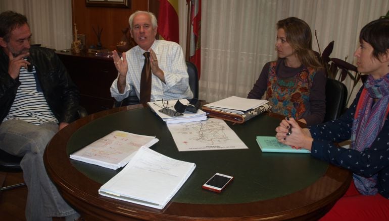 Reunión entre el Alcalde de Nogal de las Huertas y el Delegado Teritorial de la Junta