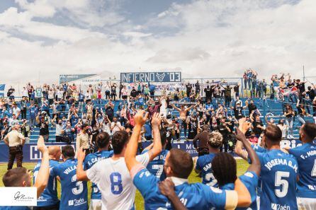 Los jugadores celebran, con la afición, el liderato conseguido en el Grupo IV.