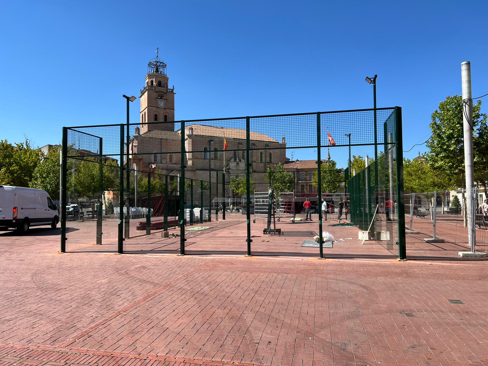 Instalación de la pista de pádel en la Plaza Mayor de Medina del Campo