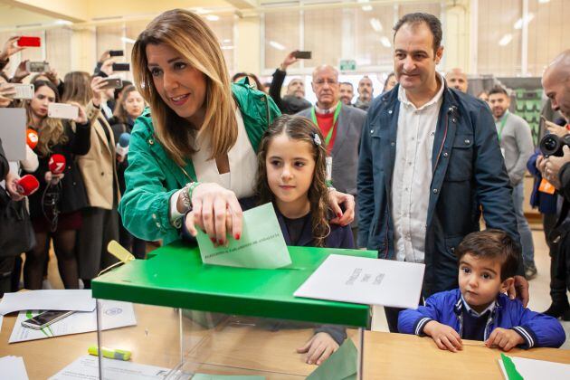 En Sevilla, la secretaria general del PSOE-A, presidenta de la Junta y candidata a la reelección, Susana Díaz, acude a votar. En el colegio público Alfares.