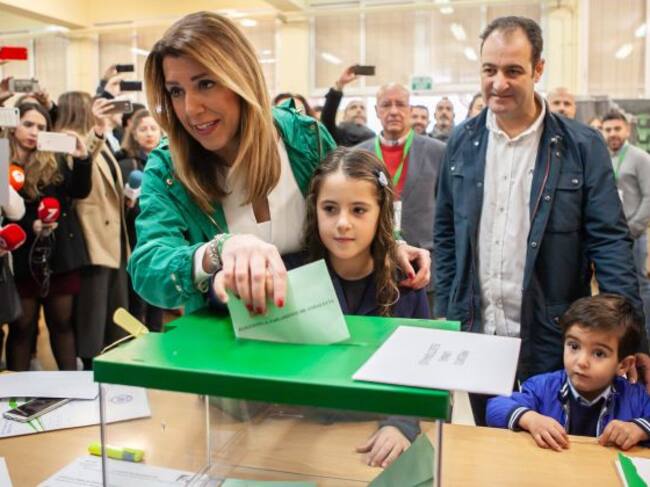 En Sevilla, la secretaria general del PSOE-A, presidenta de la Junta y candidata a la reelección, Susana Díaz, acude a votar. En el colegio público Alfares.