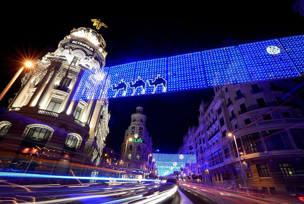 Luces de Navidad en la Gran Vía de Madrid.