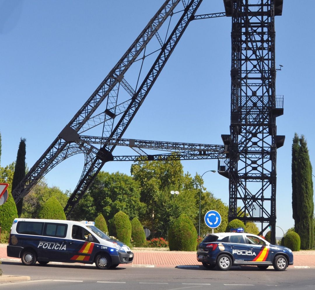 Vehículos de Policía Nacional durante un operativo en Puertollano