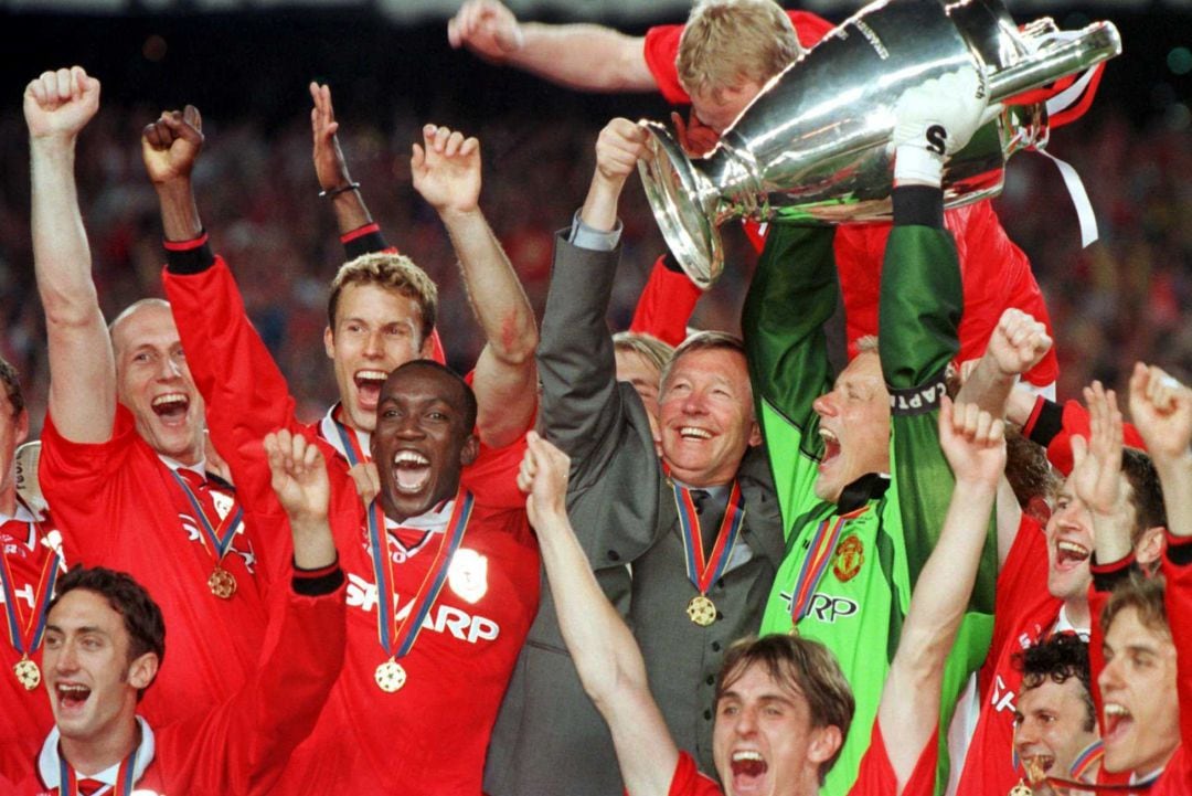 Alex Ferguson, con la Champions ganada con el Manchester United en 1999.