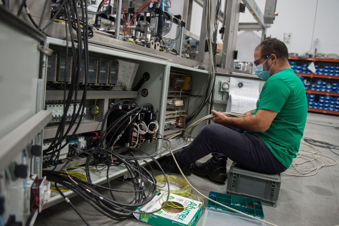 Las diferencias entre una fábrica y una oficina son notables a la hora de aplicar los protocolos COVID en el entorno laboral