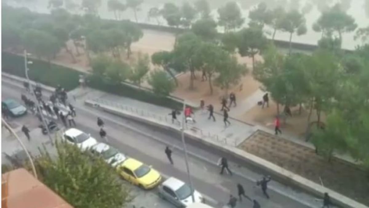 Dos vehículos hicieron de lanzadera al autobús de los aficionados del Depor