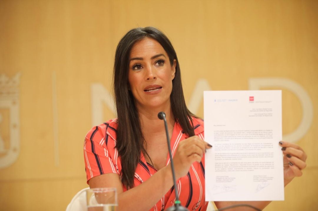 Begoña Villacís muestra la carta que el Ayuntamineto y la Comunidad han enviado al gobierno