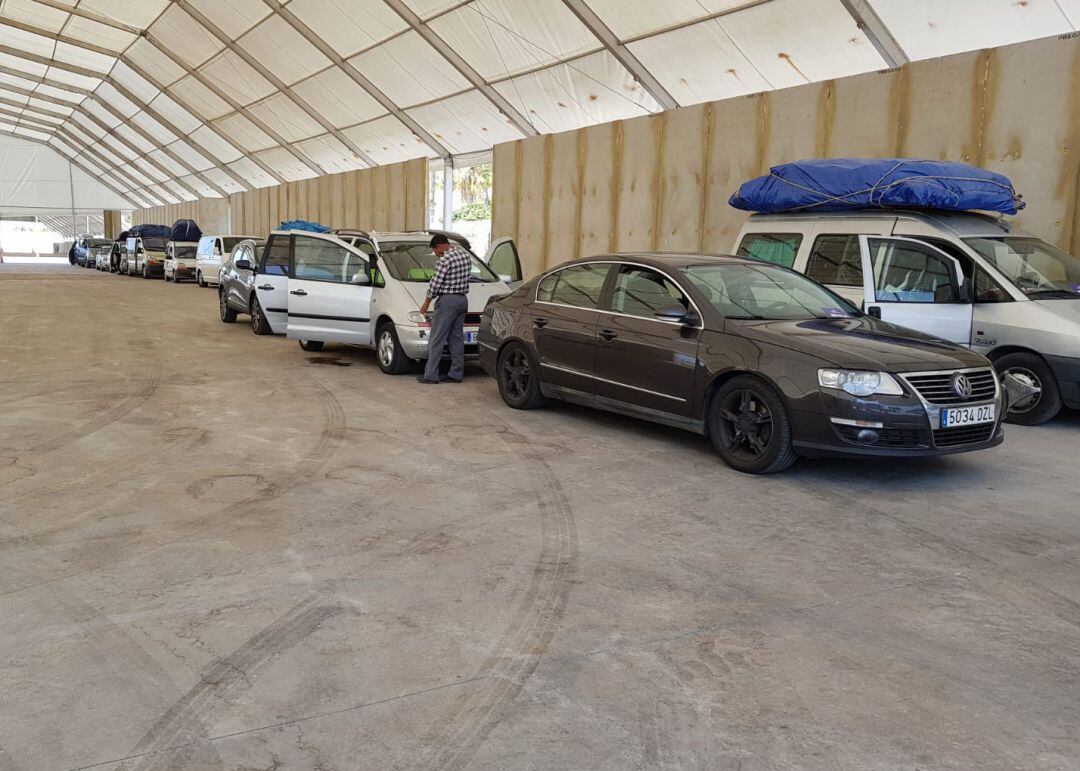 Algunos de los vehículos estacionados en el recinto habilitado por el Puerto de Málaga este martes