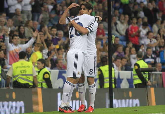 Kaká celebra uno de sus goles en el Trofeo Santiago Bernabéu con Higuaín