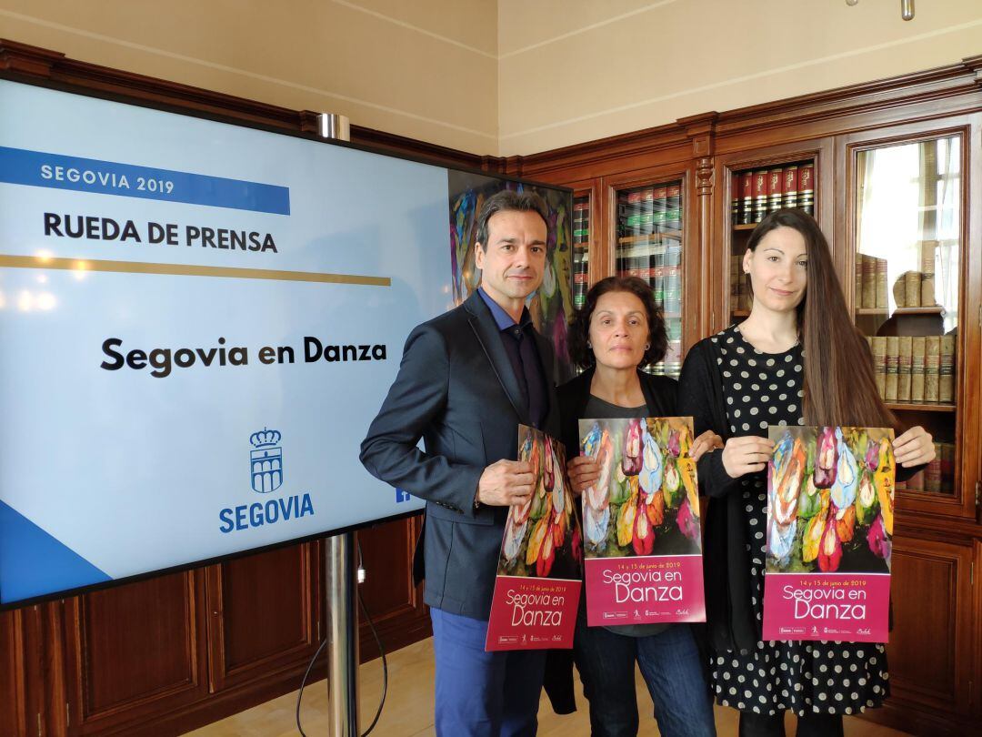 La concejala de cultura, Marifé Santiago, con representantes de la Universidad Juan Carlos I y el Instituto de Danza Alicia Alonso